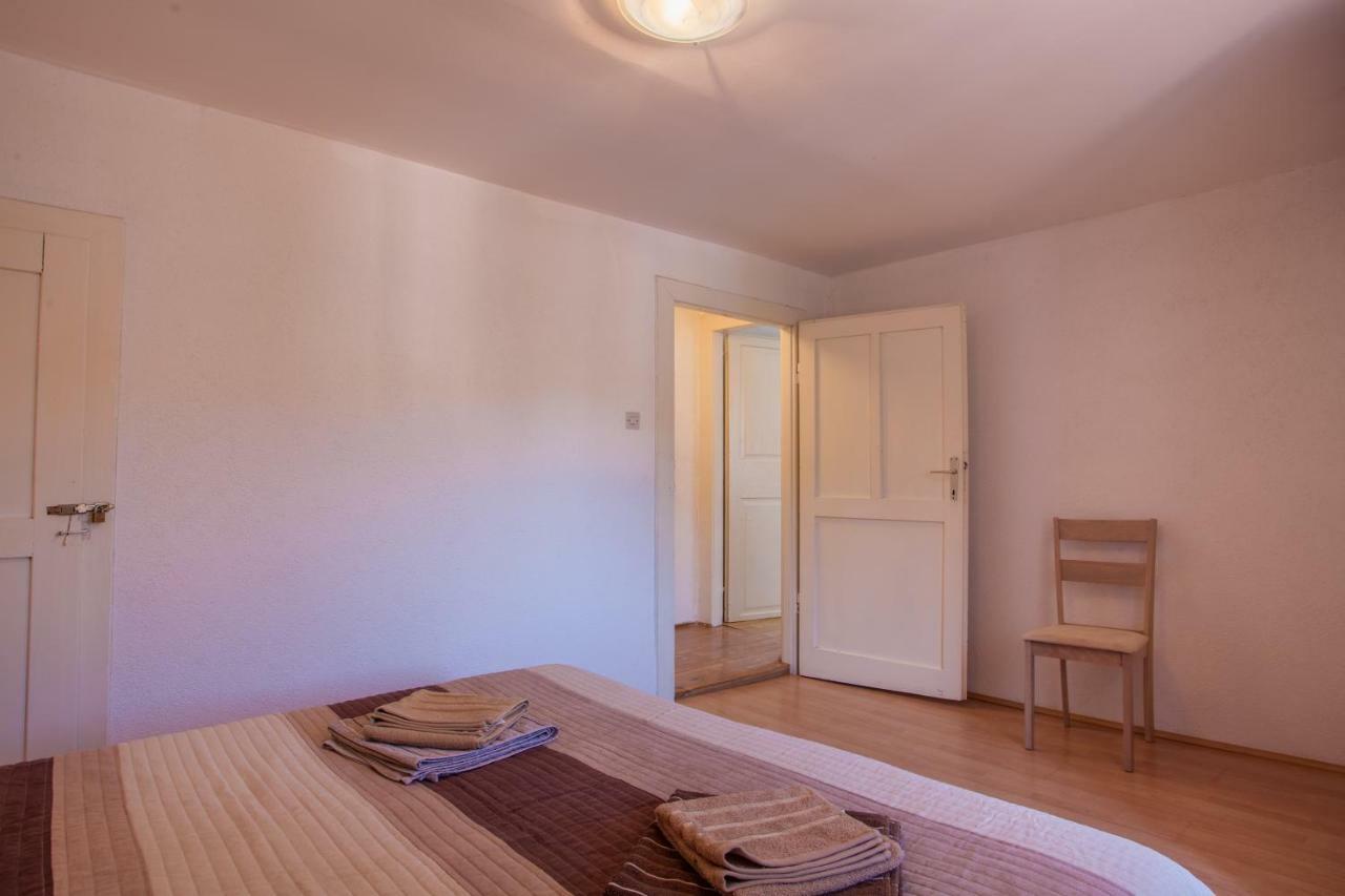 Apartment Surdic Valun Exteriör bild